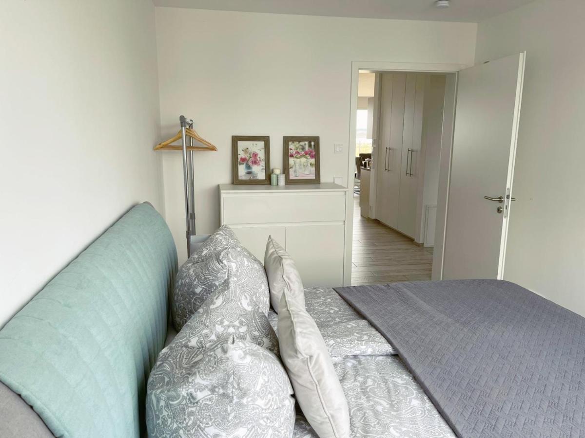 Exklusives Apartment Mit Blick Auf Den See Grossraeschen Luaran gambar